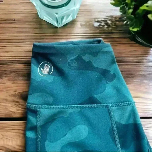 Body Glove women’s Teal Camo leggings size XS with two convenient pockets. - Picture 6 of 7